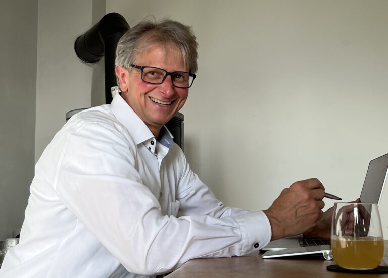 Andreas arbeitet am Laptop und erklärt ChatGPT für Einsteiger